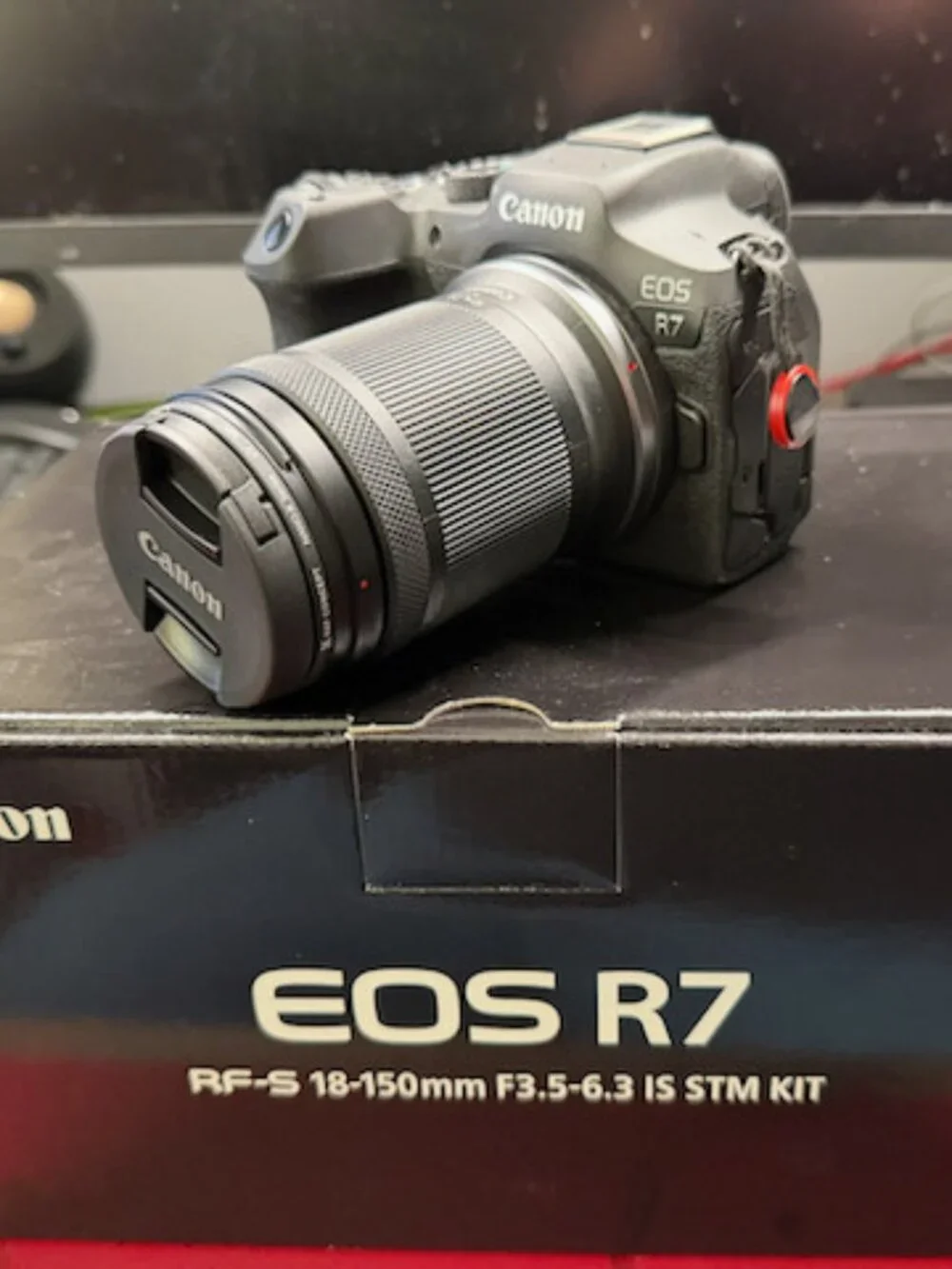 Cаnon Blаck EOSR7 Mirrorless Cаmera Kit with Lens and Charger